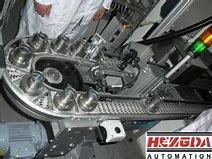 柔性鏈輸送線在醫(yī)藥、機械零件、食品和飲料工業(yè)中的應用是什么？