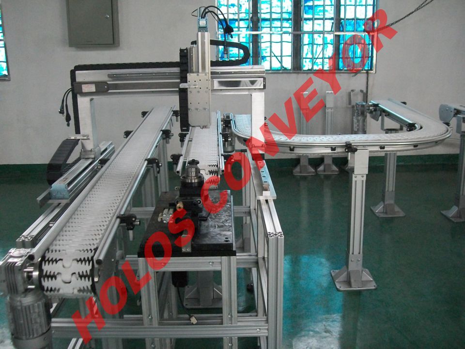 上海赫勒輸送設(shè)備有限公司專業(yè)制造柔性輸送線和柔性輸送系統(tǒng)的企業(yè)，我們從歐洲引進(jìn)的柔性輸送系統(tǒng)可廣泛的應(yīng)用于食品，飲料，卷煙，啤酒，礦泉水，紙箱，卷筒紙，軸承加工，齒輪加工，汽車零部件生產(chǎn)，醫(yī)藥制藥，電子元件裝配線，包裝線等行業(yè)。